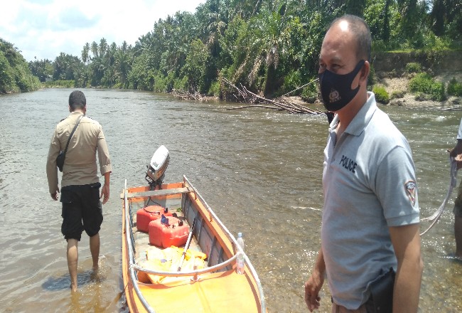 Persol Polsek Rambah dan BPBD Rohul, melakukan upaya pencarian bocah hanyut di Sungai Batang Lubuh 2.