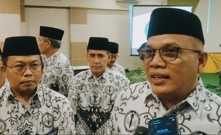 Ketua PGRI Riau, Dr Adolf Bastian (kanan) bersama Ketua PB PGRI, Dudung Abdul Qodir usai pelantikan pengurus di Pekanbaru (foto/riki)