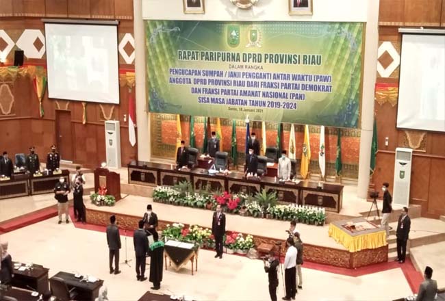 Pengucapan sumpah janji Zulkifli Indra dan Mardianto Manan dalam Rapat Paripurna DPRD Riau.