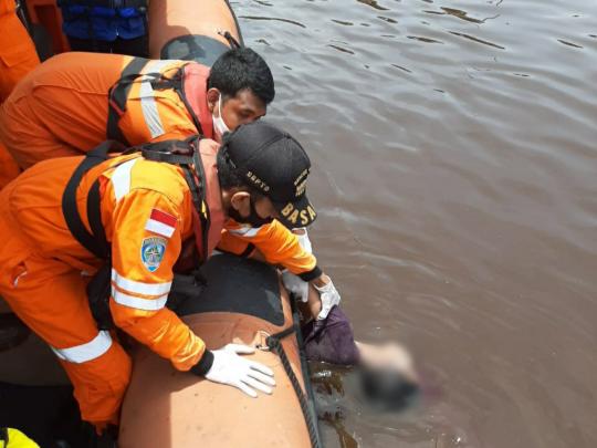 Tim SAR temukan mayat remaja yang tenggelam di dasar sungai Dumai, Minggu (27/9/2020)