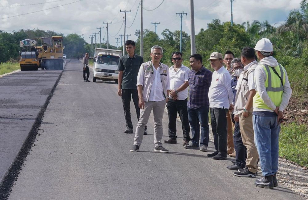 PUPR-PKPP Riau saat mengecek progres perbaikan jalan (foto/int)