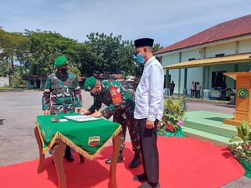 Walikota Dumai Paisal bersama Danrem 031/WB Brigadir Jenderal TNI M. Syech Ismedmenyaksikan penandatanganan hasil kerja TMMD 2021.
