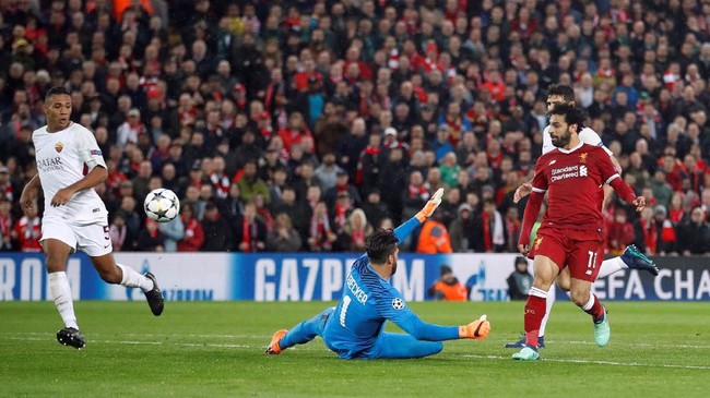 Winger Liverpool Mohamed Salah mencetak gol keduanya ke gawang AS Roma 