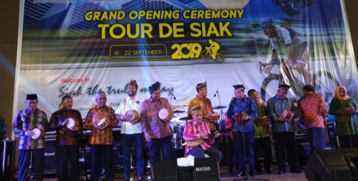 Gubernur Riau Drs H Syamsuar MSi dan Bupati Siak Drs H Alfedri MSi bersama Forkompinda Siak tabuh Gambus tanda dibukanya TdSi 2019.