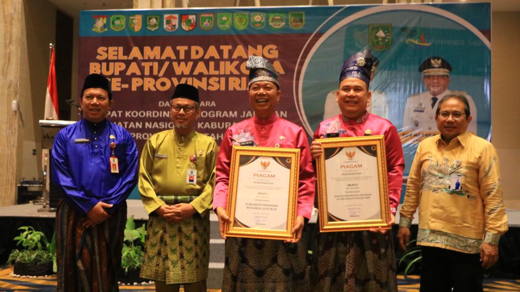 Pemko Pekanbaru terima penghargaan UHC dari Pemprov Riau.(foto: pgi)