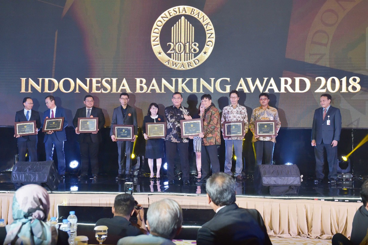 Dirut Bank Riau Kepri DR. Irvandi Gustari menerima langsung Award The Best Bank in Digital Services pada Ajang Indonesia Banking Award 2018. 