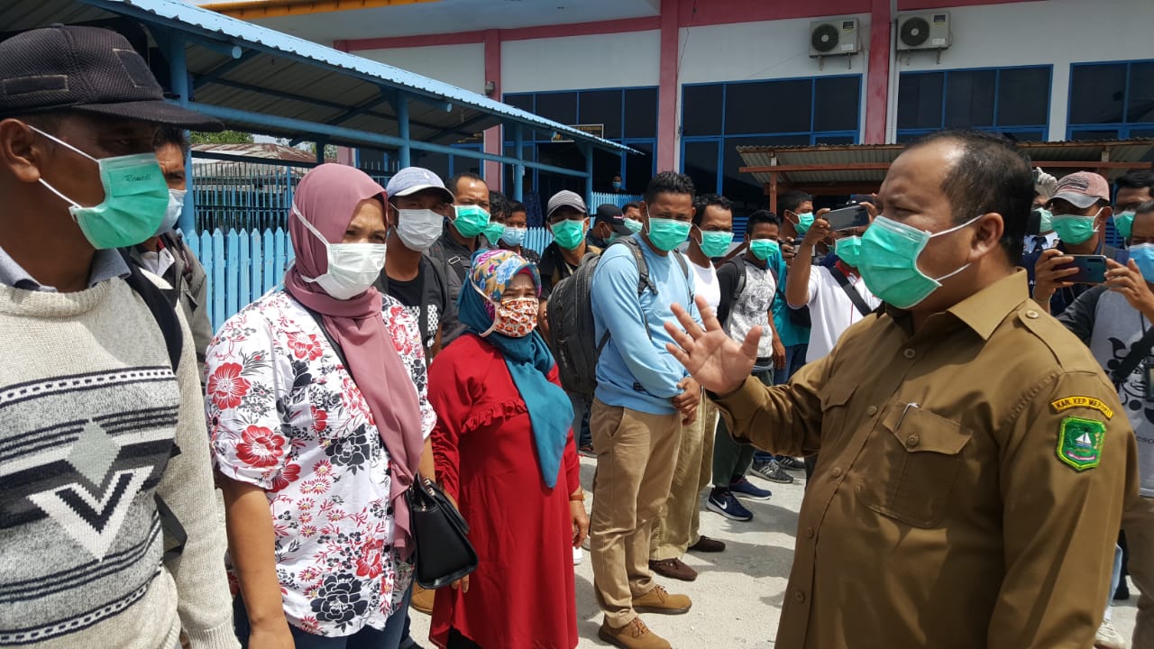 Bupati Kepulauan Meranti, Drs H Irwan menyambut warganya yang baru tiba dari Malaysia beberapa waktu lalu di Pelabuhan Tanjung Harapan.