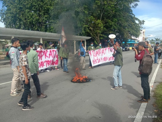Aksi mahasiswa menuntut penyaluran beasiswa membakar ban di depan kantor BPKAD Kepulauan Meranti.