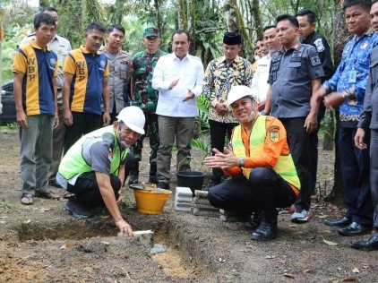 Kakanwil Kemenkumham Riau, Jahari Sitepu bersama Plt Bupati Kuansing, Suhardiman Amby (foto/ist)