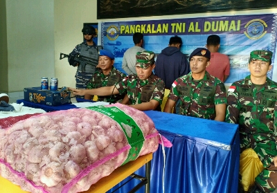Danlanal Dumai Kolonel Laut (P) Wahyu Dili Yudha Hadianto ekspos penangkapan KM Dua Bersaudara yang membawa muatan barang ilegal.