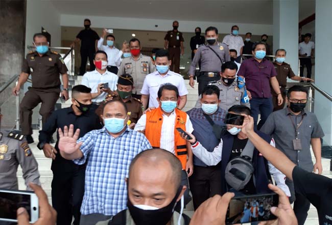 Yan Prana Jaya ditahan Kejati Riau. 