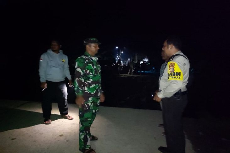 Pihak TNI Polri Berjaga di Lokasi Jalan Putus. 