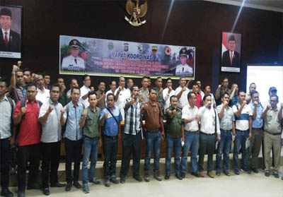   Kapolres Pelalawan didampingi Kepala BPBD Pelalawan berphoto bersama perwakilan dari perusahaan kayubyang ada di Kabupaten Pelalawan, Rabu (15/8).