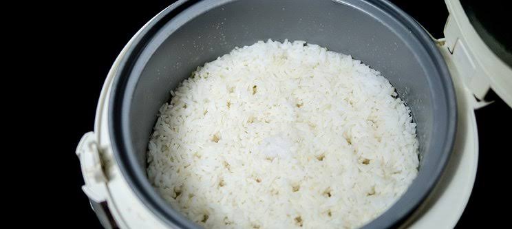 Memasak nasi pakai rice cooker.