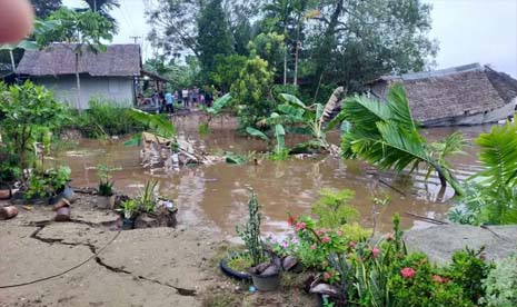 Karena abrasi, dua unit rumah warga di Kelurahan Tempuling, Kecamatan Tempuling, Kabupaten Inhil, Riau hanyut ke sungai, Kamis (17/12/2020).
