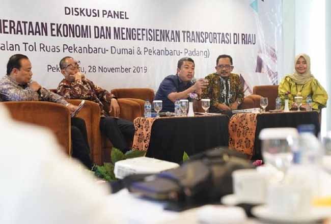 Diskusi Panel "Jalan Tol Dorong Pemerataan Ekonomi dan Mengefisiensikan Transportasi di Riau".