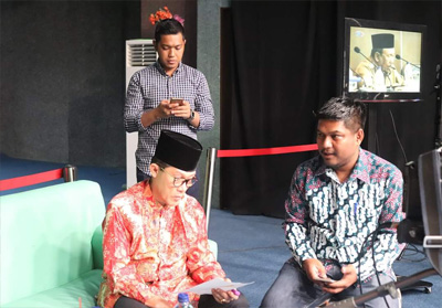  Plt Kabag Humas Dumai Riski Kurniawan Tri Sahputra ST, M.IP  (kanan) mendampingi walikota Dumai Drs H Zulkifli AS MSi mengisi acara disalah satu station Televisi baru-baru ini.