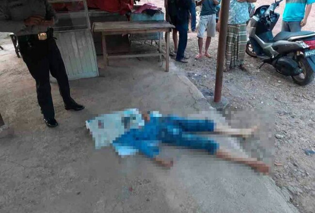 Seorang wanita ditemukan tewas di depan PO Bus AKAP di Palembang, Sumatera Selatan, Jumat (21/8/2020). Foto: Kompas