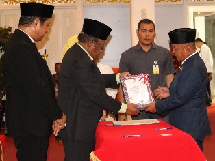 Gubernur Riau Wan Thamrin Hasyim serahkan DIPA kepada Bupati Pelalawan HM Harris.