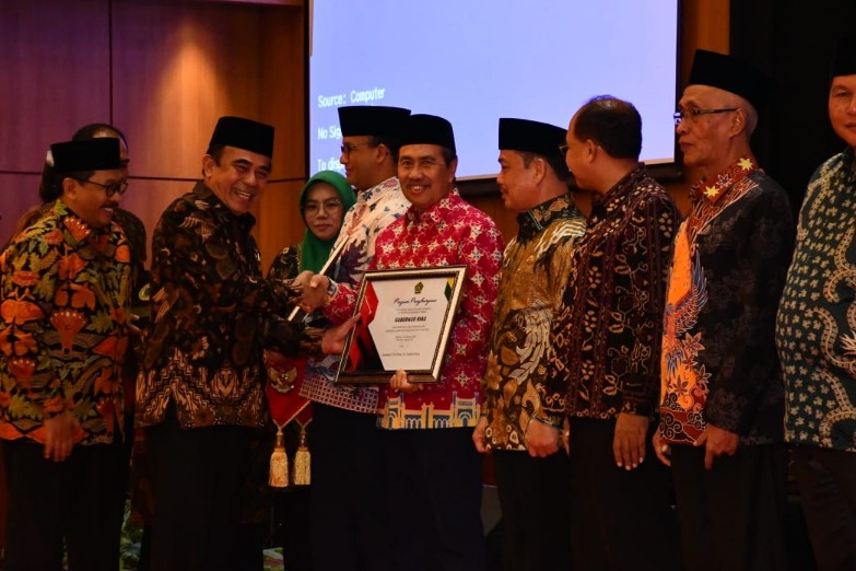 Gubernur Riau (Gubri) Syamsuar terima penghargaan dari Menag.
