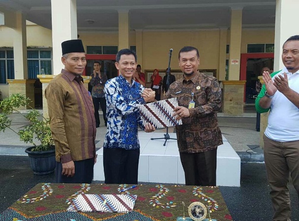 Plt Walikota Pekanbaru foto bersama dengan Pimpinan PT BNI (Persero) Cabang Pekanbaru, Juma Indra