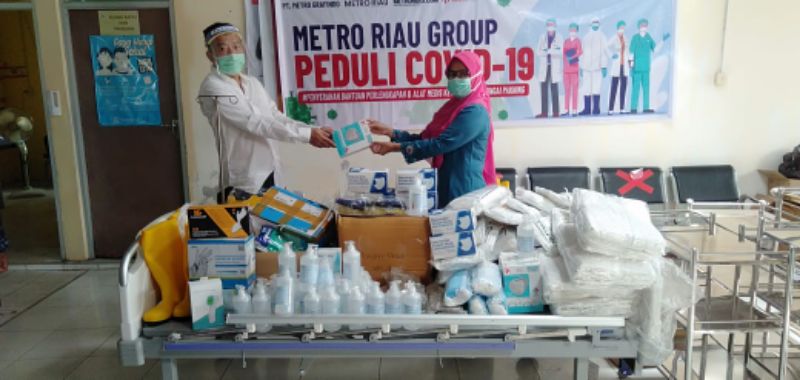 Penyerahan bantuan APD dan keperluan medis dari Owner Metro Riau Group Heric Rakasiwa kepada Puskesmas Sungai Pakning.