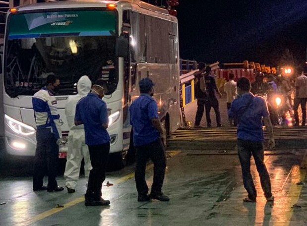 Dua unit bus membawa 34 pegawai UPT Puskesmas Lubuk Muda untuk dikarantina.