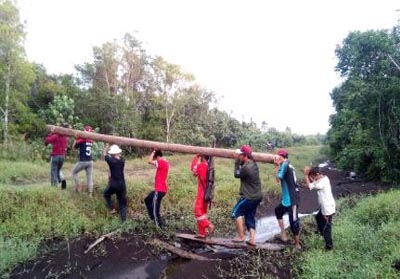  Mahasiswa Tematik Universitas Riau (UR) tampak bekerjasama dengan masyarakat sebagai bagian dari Kuliah Kerja Nyata (Kukerta) di Desa Bantan Sari Kecamatan Bantan