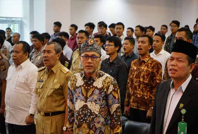 Zulkifli Hasan dan Gubernur Riau saat berada di UIR. Foto: Riaupos