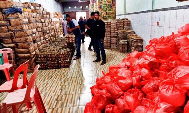  Pihak distributor, Koperasi Cahaya Multi Indonusa sedang menyusun paket Sembako yang akan disalurkan ke masyarakat