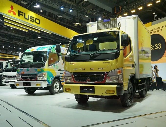 Mobil Mitsubihsi Fuso dipajang di pameran.
