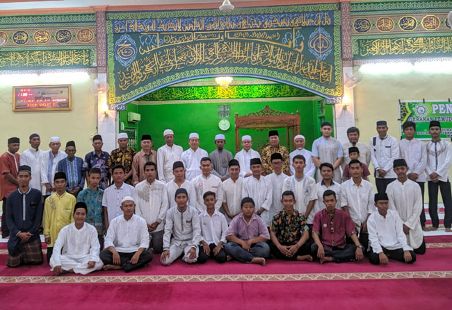 Foto bersama pengurus Gerakan Pemuda Remaja Masjid (GPRM) Kelurahan Selatpanjang Timur.
