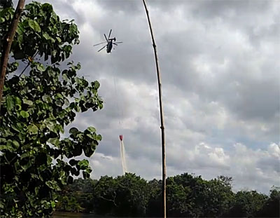 Helikopter lakukan pendinginan di lokasi munculnya hotspot di Palas, Pekanbaru. FOTO: Mimi Purwanti