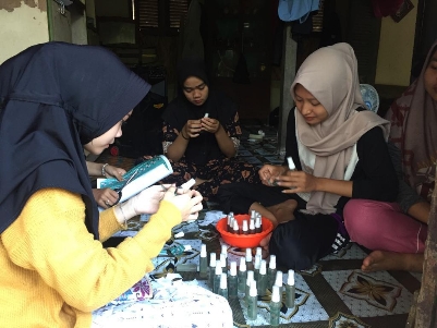 Mahasiswa Kukerta Balek Kampung Unri Pebaun Hulu 2021 membuat pembersih tangan (hand sanitizer) dari bahan alami.