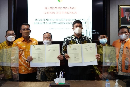 Optimalisasi pelayanan serta mendukung penatausahaan keuangan daerah, Pemkab Kuansing melakukan penandatanganan MoU dengan BRK terkait layanan jasa perbankan. 
