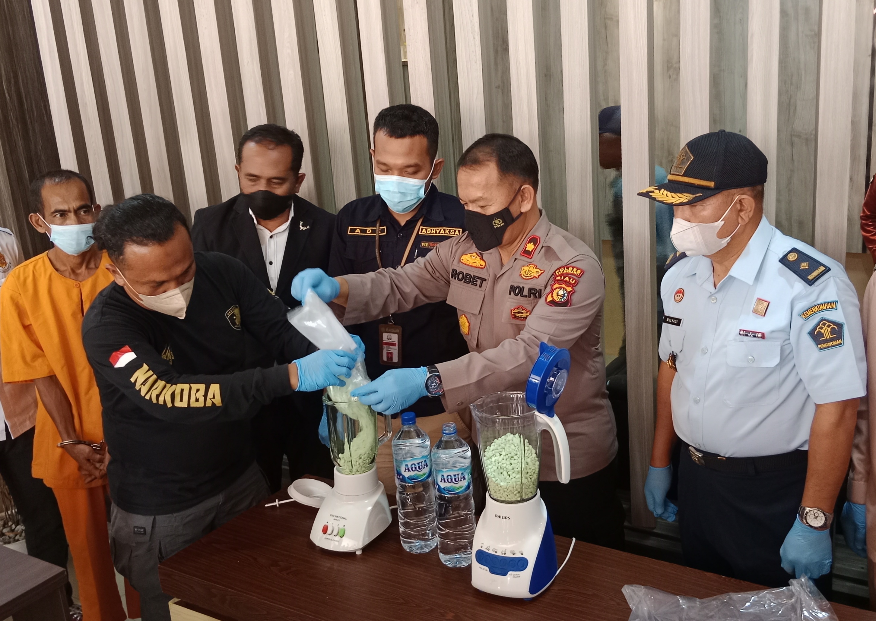 Pemusnahan barang bukti pil ekstasi ribuan butir oleh Polres Kepulauan Meranti