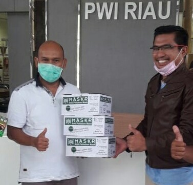 Sekretaris PWI Riau Amril Jambak menerima bantuan masker yang diserahkan perwakilan PGN, Ramadhan di Sekretarit PWI.