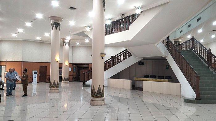 Gedung DPRD Riau sepi saat diegledah Tim Polda Riau.(foto: tribunpekanbaru.com)