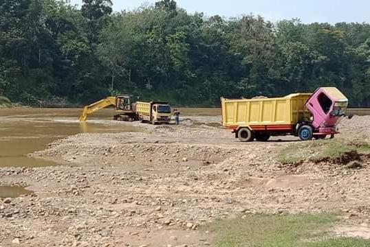 Satu unit alat berat ekscavator diduga tengah melakukan aktivitas galian C secara ilegal di Sungai kuantan di Desa Tanjung Kecamatan Hulu Kuantan.