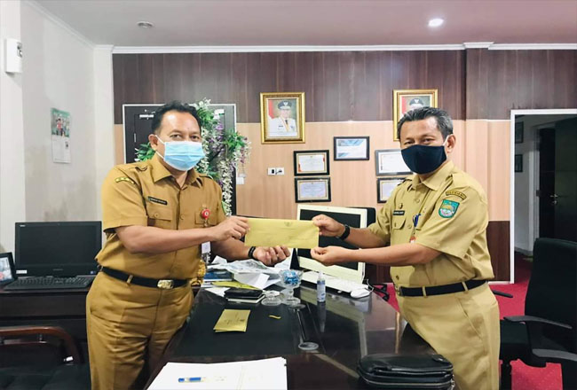 H Masrul Kasmy menerima surat perintah Gubernur Riau sebagai Pelaksana Harian (Plh) Sekretaris Daerah Provinsi Riau yang diserahkan Kepala BKD Provinsi Riau.