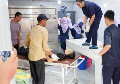 Jenazah pelaku dibawa ke rumah sakit Bhayangkara Polda Riau untuk dilakukan otopsi. 