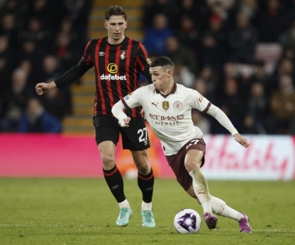 AP Photo/David Cliff Phil Foden menggiring bola dalam pertandingan melawan Bournemouth di Liga Primer Inggris.