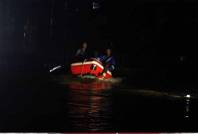 Tim SAR gabungan melakukan evakuasi warga yang terjebak banjir di Perumahan Ciledug Indah 1, Tangerang, Banten, Rabu (1/1/2020) malam. Foto: Kompas