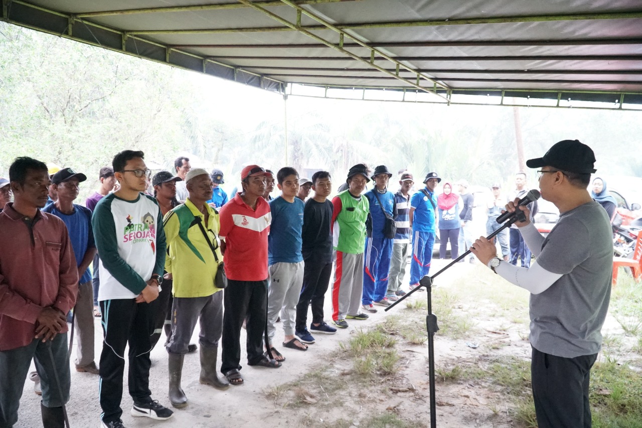 Muslim Dharmawan Unit Manager Comm., Relations & CSR Pertamina RU II membuka acara Bersih-bersih kampung akhir pekan kemarin di Kelurahan Tanjung Palas Dumail