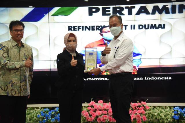 Menteri Perindustrian Agus Gumiwang Kartasasmita menerima contoh produk D-100 dari Direktur Utama Pertamina, Nicke Widyawati di Unit DHDT RU II Dumai, Rabu (15/7/2020).