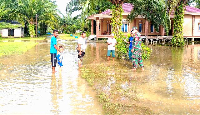 Koptu Yuliarno Babinsa Koramil 10l/ KD Kodim 0313/KPR, pantau banjir di Desa Sontang Kecamatan Bonai Darussalam, Rohul.