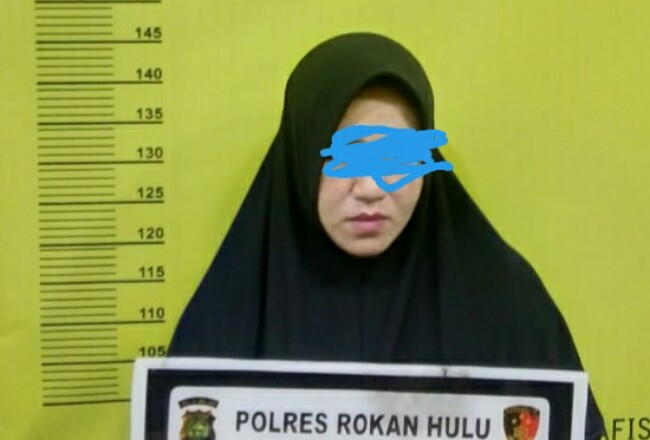 SW (39) wanita cantik warga Kelurahan Kota Lama Kecamatan Kunto Darussalam, diciduk polisi di rumhnya karena diduga menjadi bandar sabu.