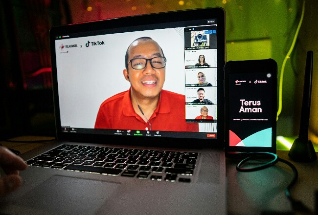 Vice President Prepaid Consumer Telkomsel Adhi Putranto saat memaparkan kerja sama strategis TikTok dengan Telkomsel dalam meningkatkan pengalaman mengeksplorasi dan menginspirasi melalui akses internet di acara Press Conference dengan Media di Jakarta, Selasa (27/10/2020). 