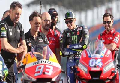 Rossi mengamati motor Marquez jelang MotoGP Qatar 2019.