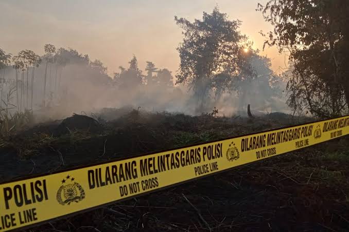Garis polisi dipasang di lokasi lahan terbakar di Jalan Dharma Bakti Ujung (Sigunggung) Pekanbaru.(foto: antarariau.com)